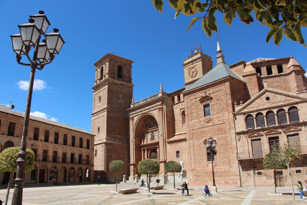 Iglesia de San Andrés Apostol, ubicada en la Plaza Mayor de Villanueva de los Infantes.