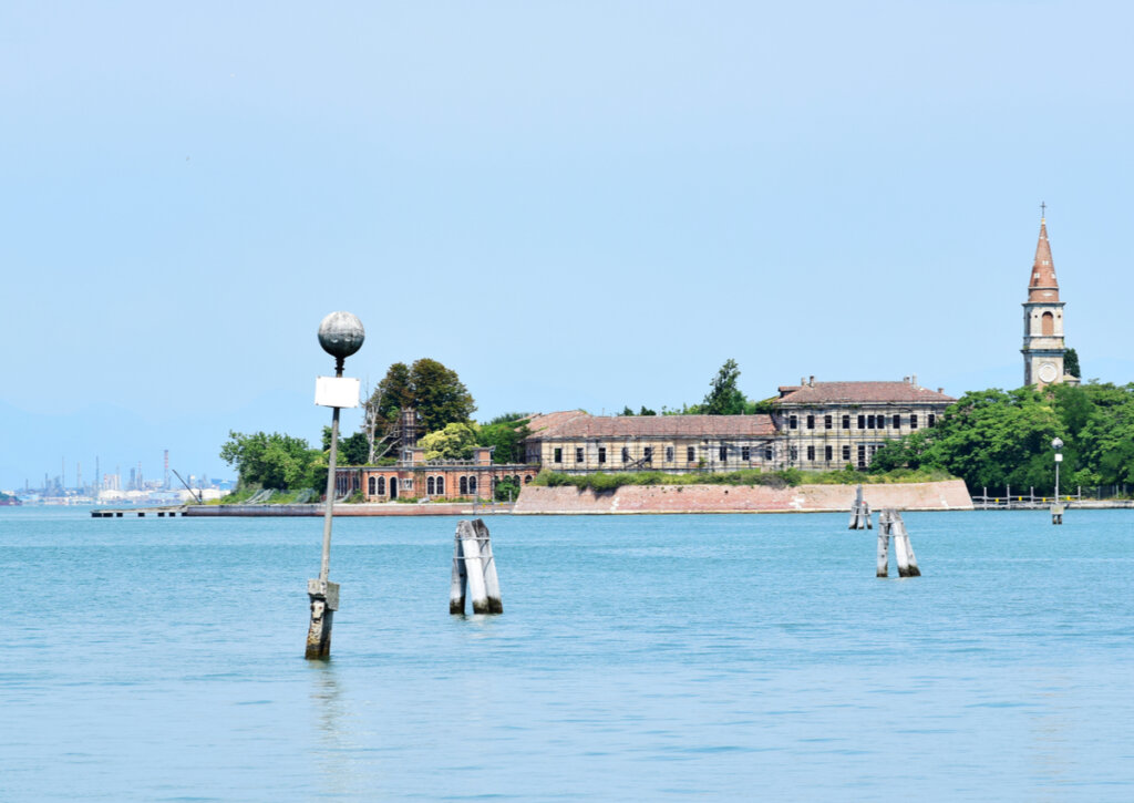 Costa de la Isla de Poveglia, supuestamente acechada por espíritus malignos.