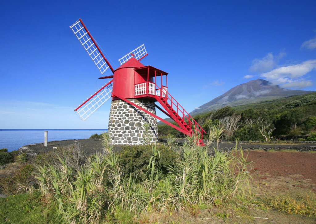 Molino y volcán en la isla de Pico, en las Islas Azores.