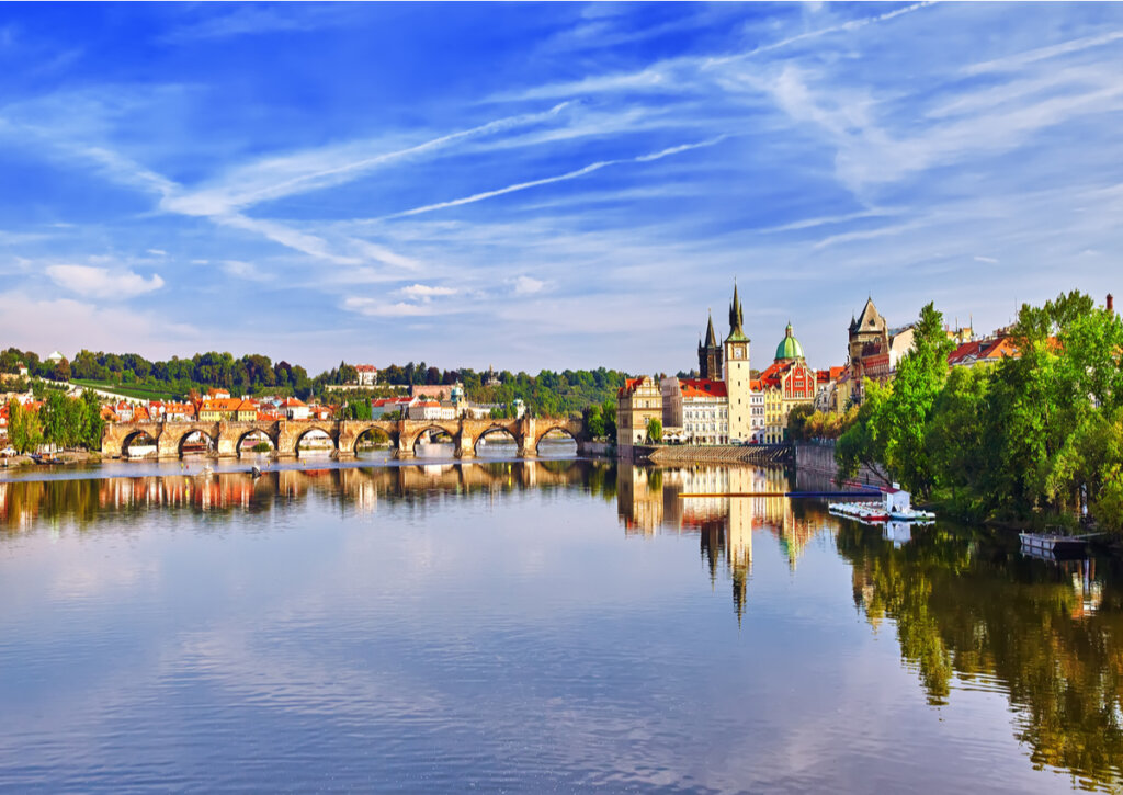 El Río Moldava atravesado por diversos puentes de Praga.