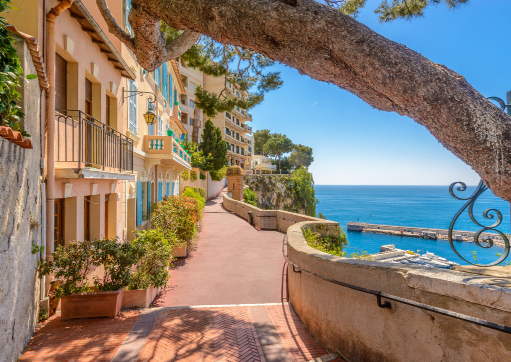 Calle en Monaco Village, en Mónaco.