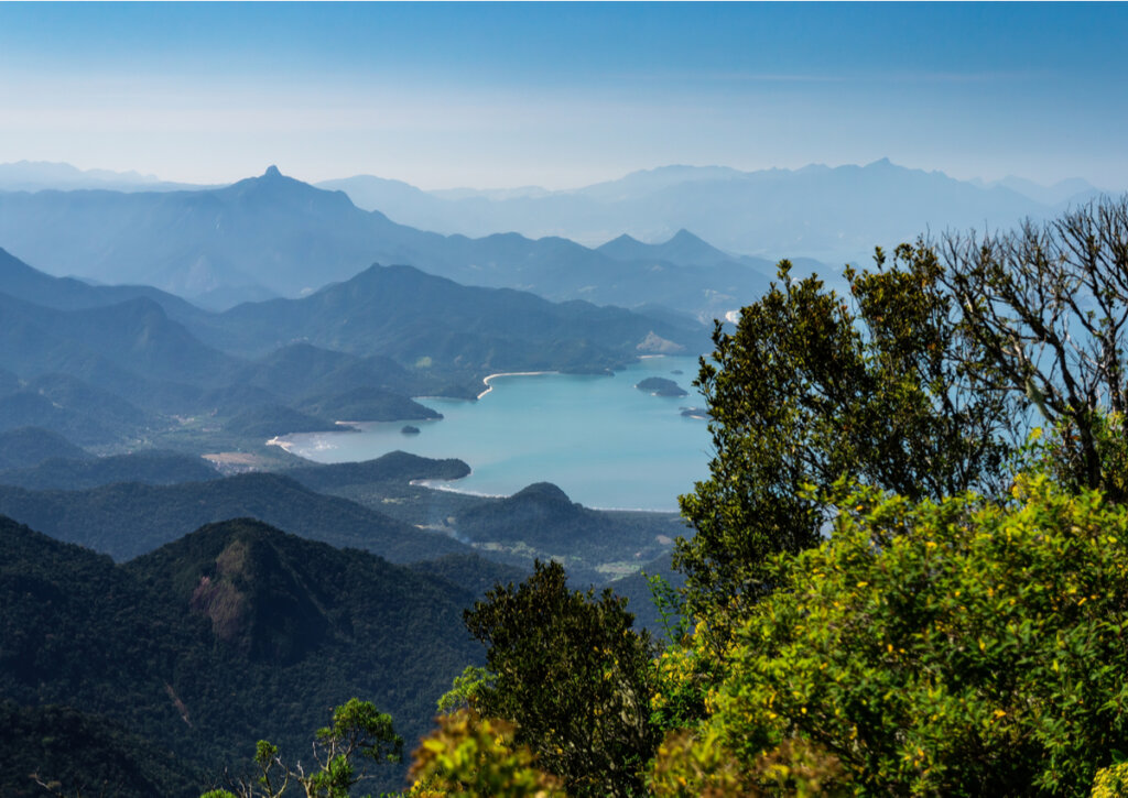 En Brasil, Paraty ofrece paisajes que combinan la selva y el mar.
