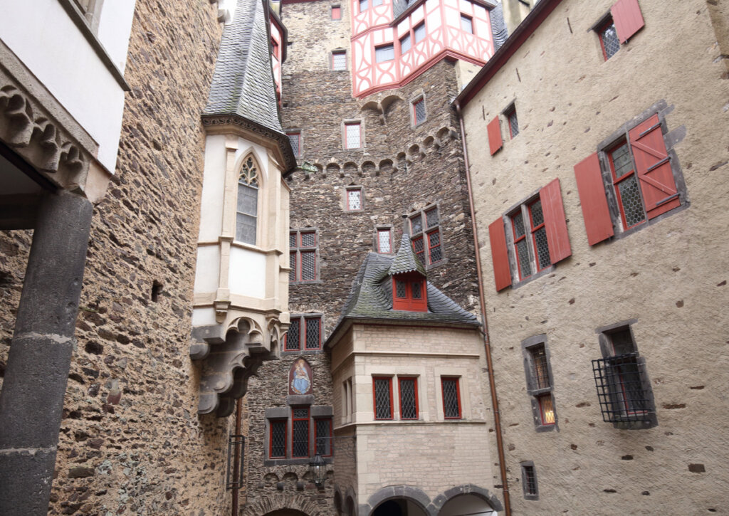 Vista de habitaciones y patio interno del castillo de Eltz, en Alemania.