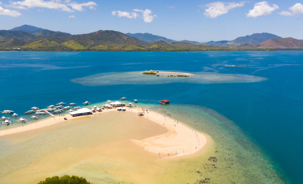 Playa de aguas turquesa en la isla Palawan.