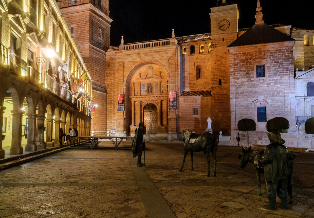 Vista nocturna de la Plaza Mayor Villanueva de los Infantes.
