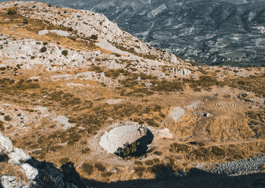 Ruinas de lo que fuera un pozo de nieve en La Serrella, en Alicante.