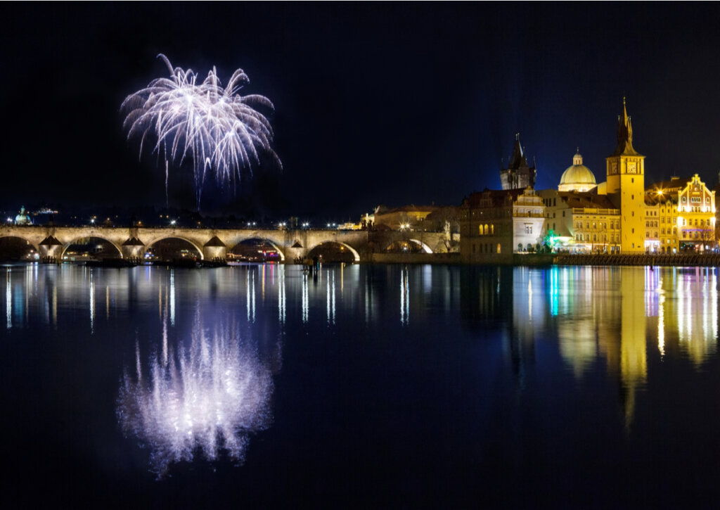El Puente Carlos iluminado en la noche de Praga.
