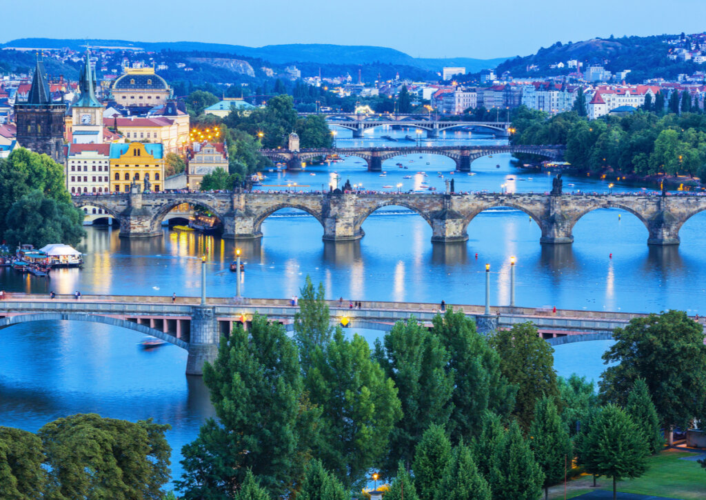 Varios puentes de Praga atravesando el Río Moldava.