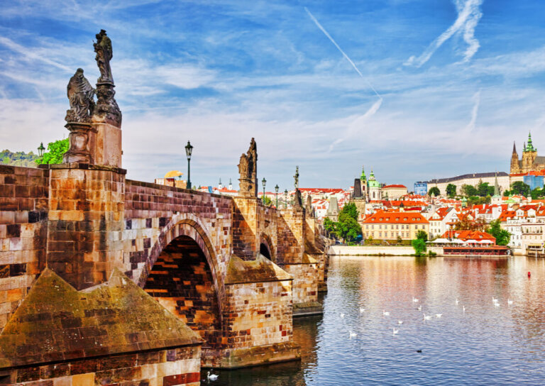 El Río Moldava y el histórico Puente Carlos de Praga
