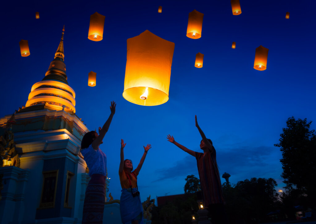Suelta de faroles en el festival de Yi Peng, Tailandia.