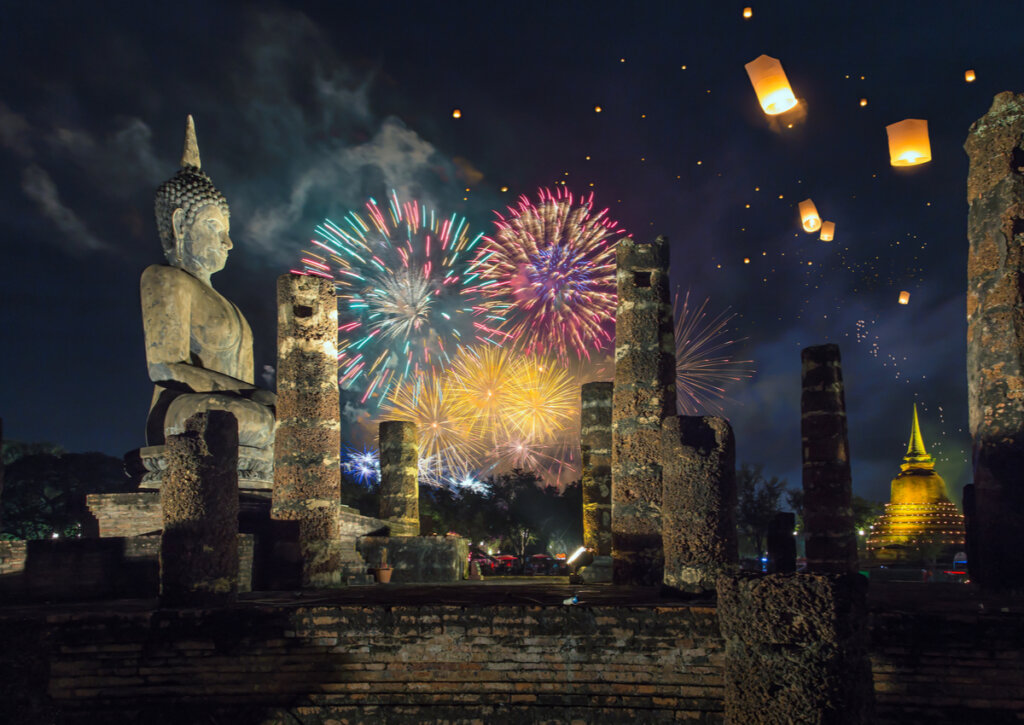 Fuegos artificiales durante una celebración en Tailandia.