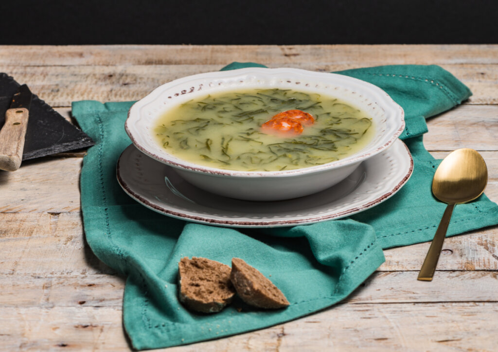 El caldo verde es un plato típico para comer en Portugal.