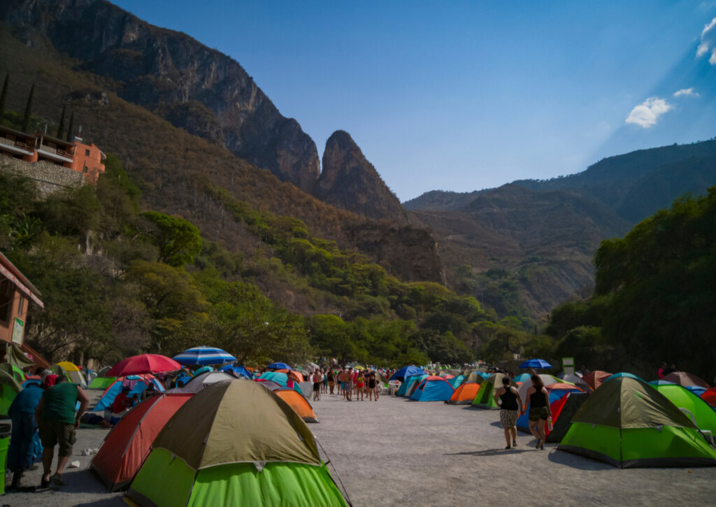Zona de acampada al margen del río Tolantongo.
