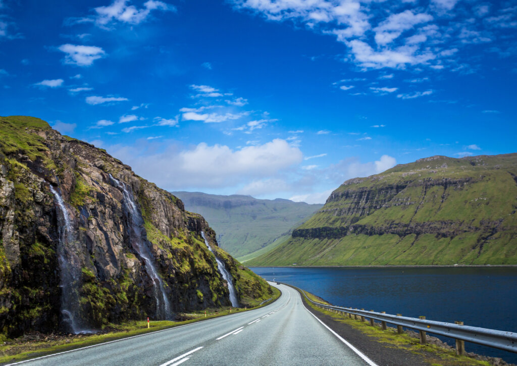 Bello paisaje en una carretera de las Islas Feroe.