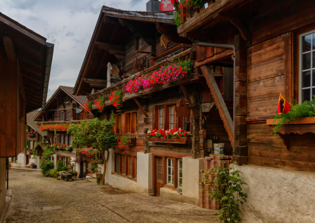 Casas de madera en las calles del pueblo de Brienz, en Suiza.