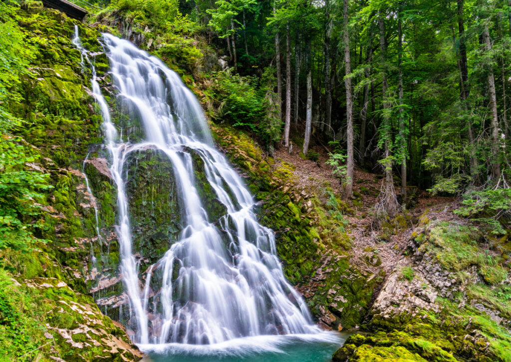 Las cascadas Giessbach se ubican en Iseltwald, Suiza.