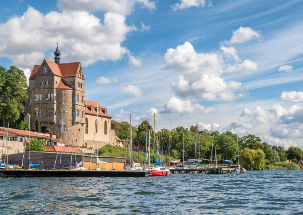 El Castillo de Seeburg y un hermoso paisaje en Suiza.