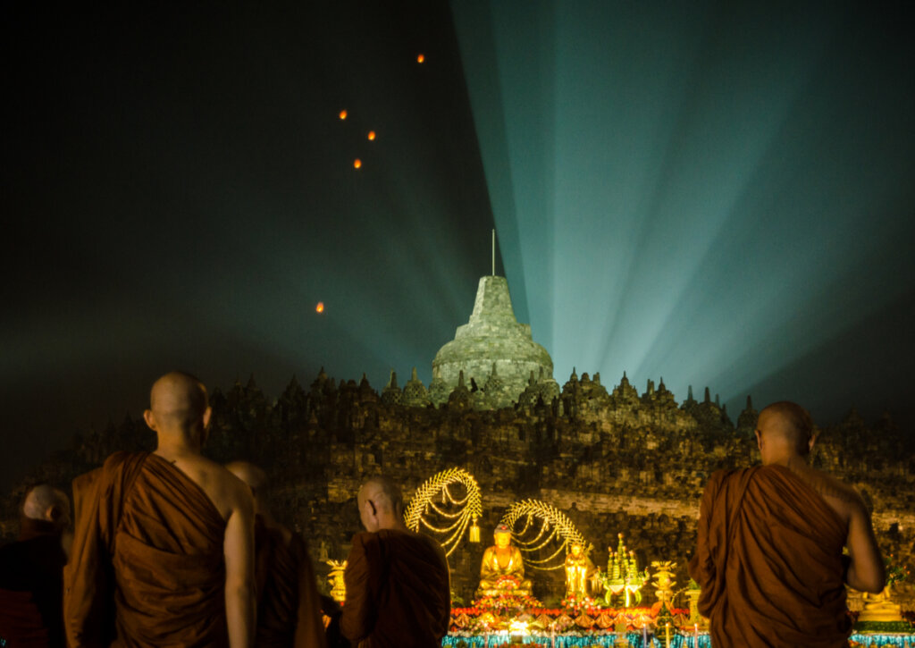 Una celebración budista en el templo de Borobudur.