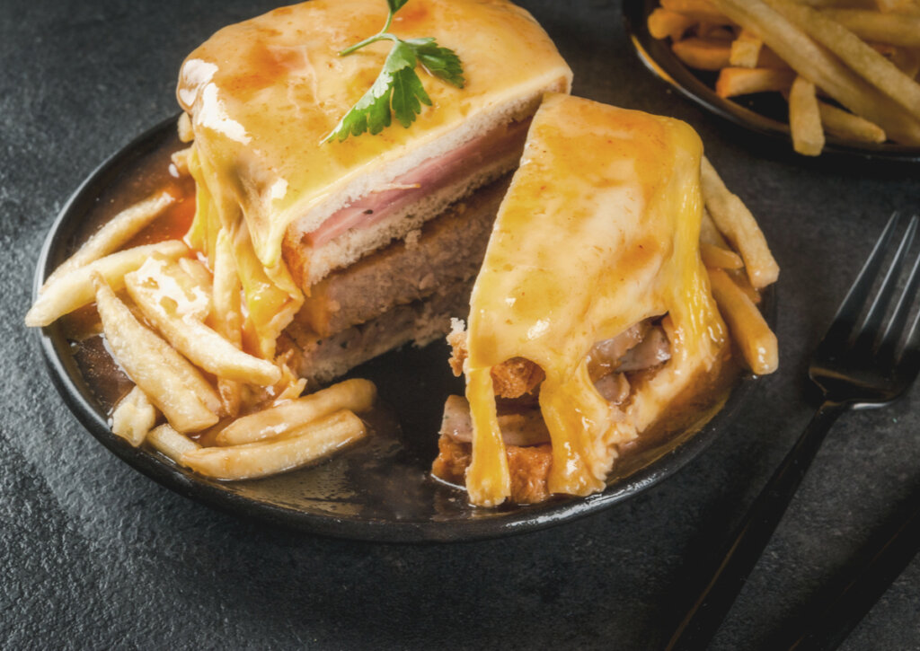 La Francesinha es una comida tradicional de Portugal.