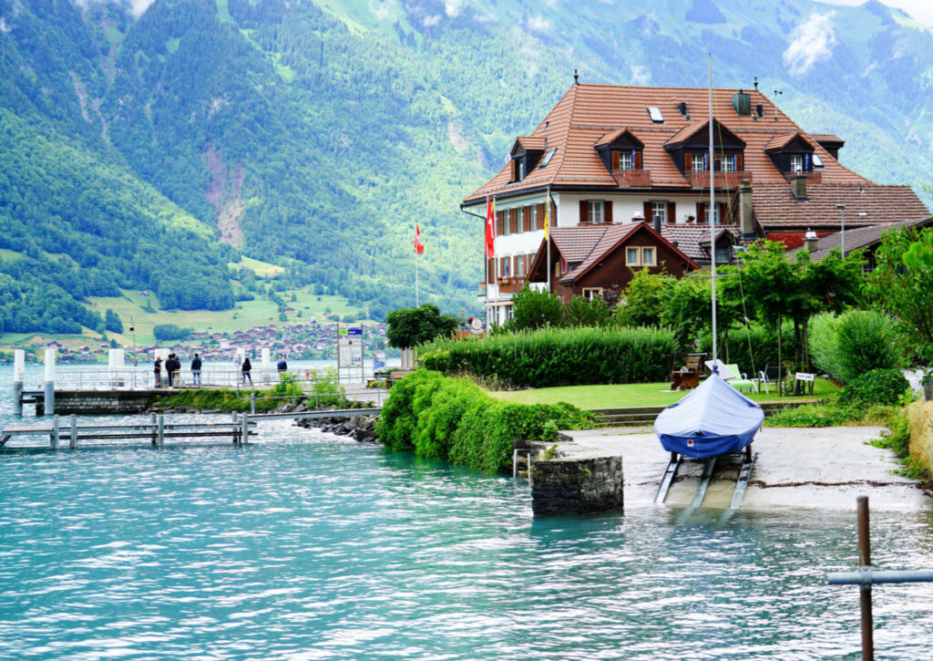 Paisaje de Iseltwald, a orillas del lago Brienz.