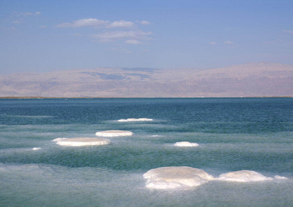 Las islas de sal en el mar Muerto se dan por un fenómeno natural.