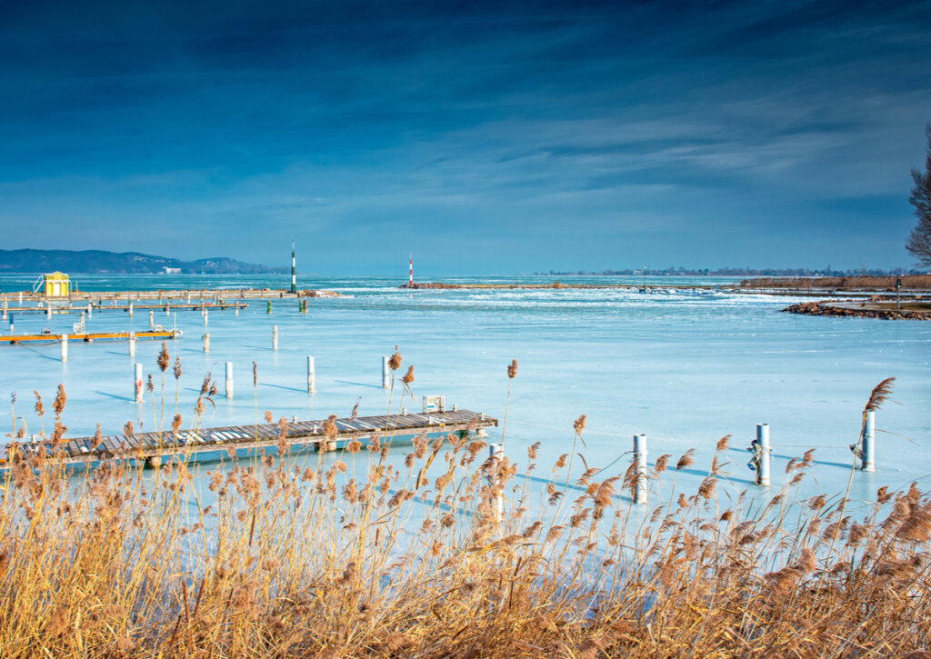 Una curiosidad del lago Balatón es que se congela en invierno.