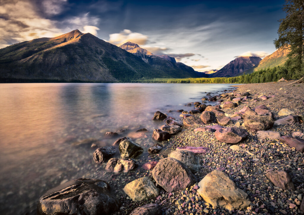 Paisaje de la bella orilla del Lago McDonald.