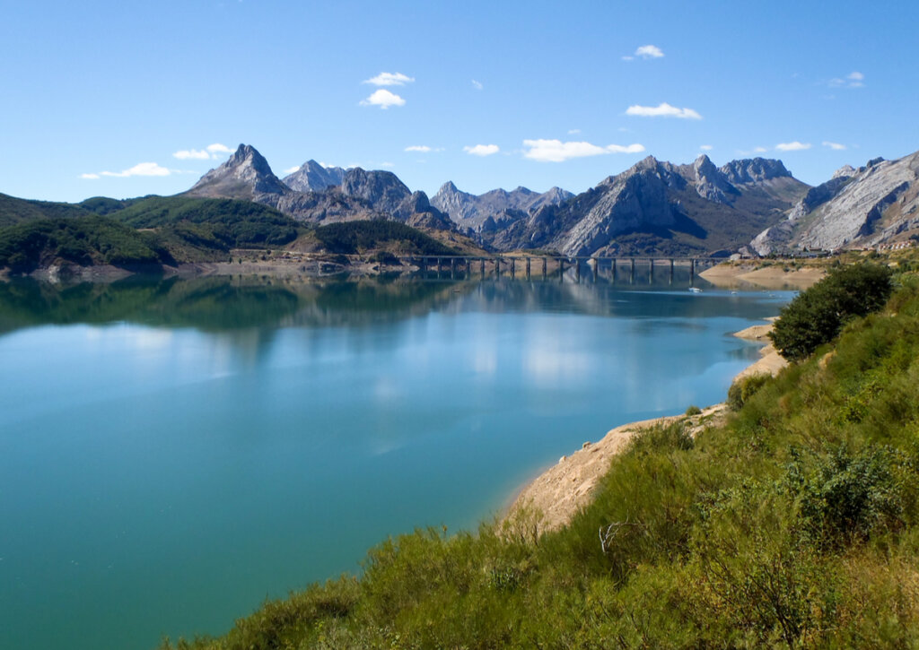 Lago artificial ubicado en el Parque Nacional Picos de Europa.