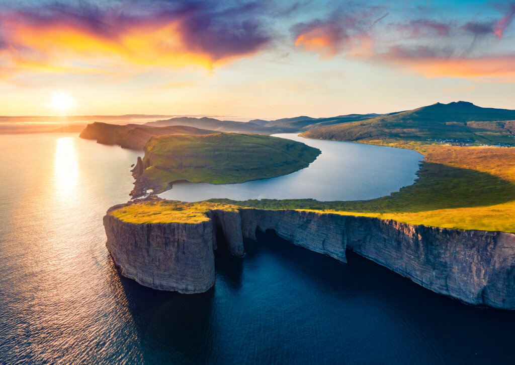 La ilusión óptica del Lago Sorvagsvatn sobre el oceano es magnífica.