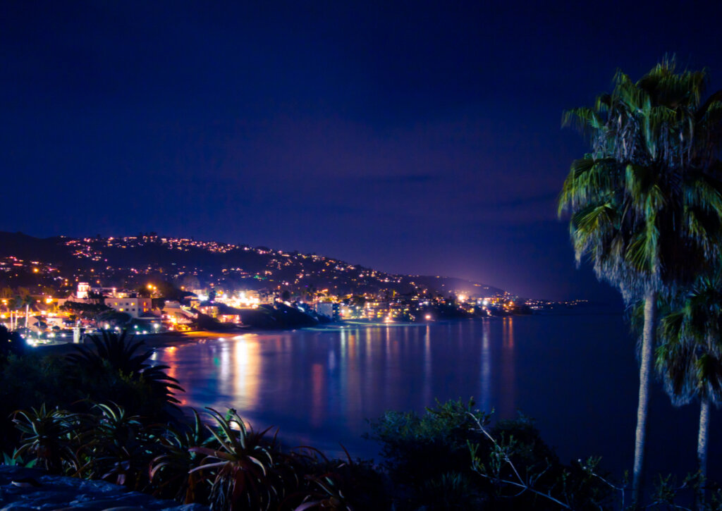 Hermosa postal nocturna de Laguna Beach, California.