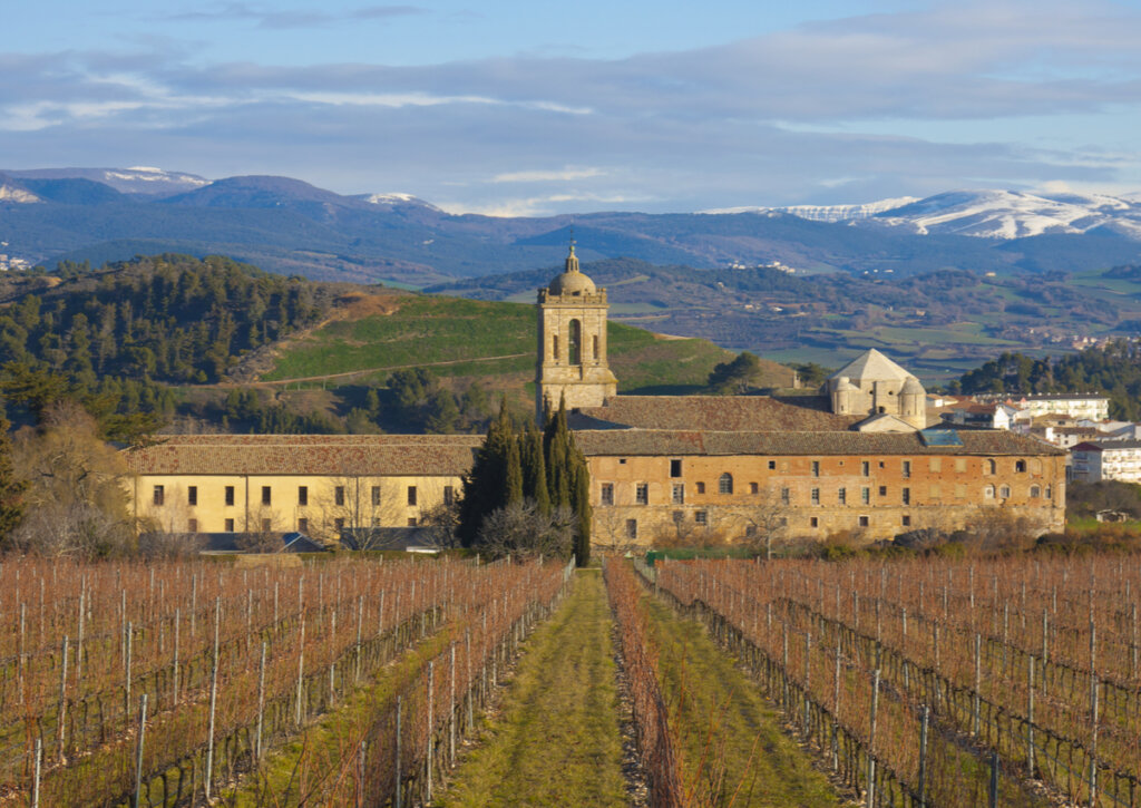 Paisaje del monasterio y la bodega Iratxe.