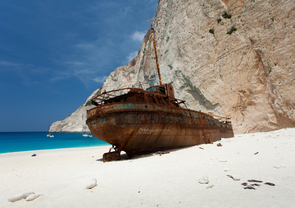El barco Panagiotis, para muchos implantado por el gobierno griego en esta playa.