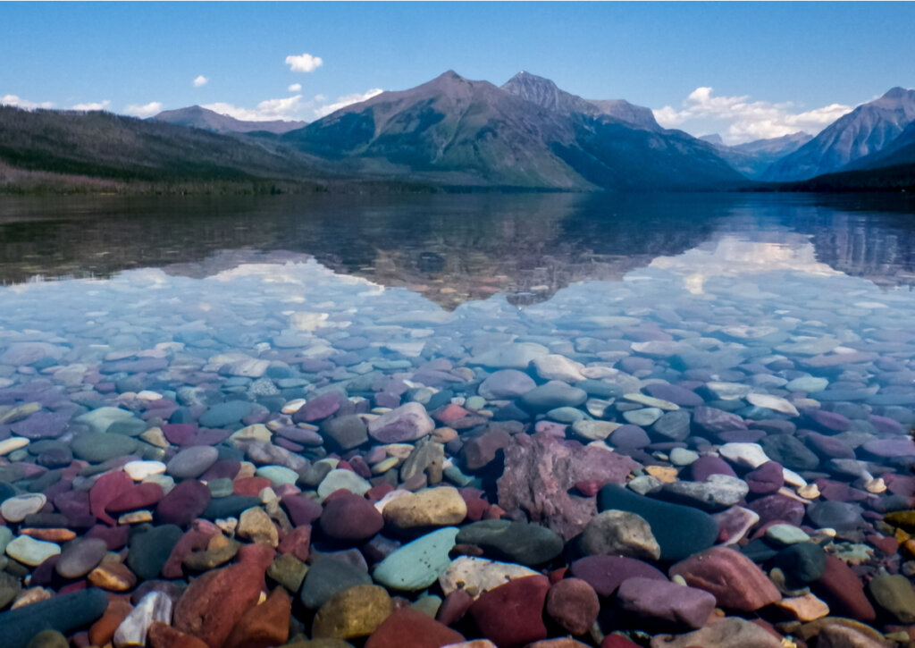 El lago McDonald y su fondo con piedras de colores.