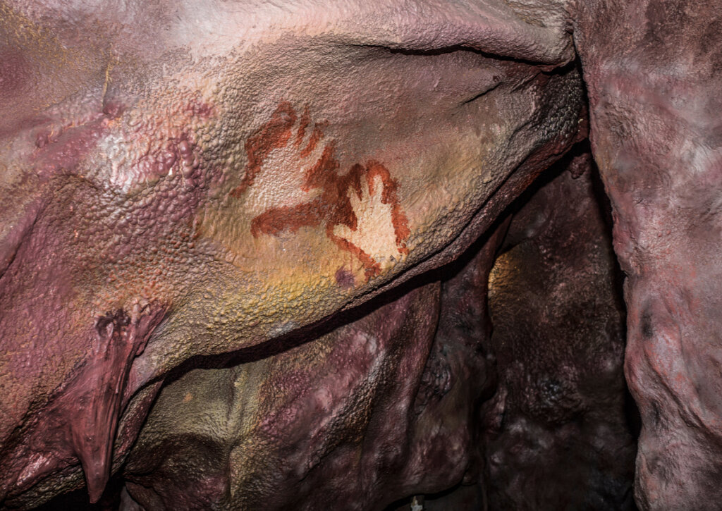 Pinturas rupestres antiguas en la cueva Maltravieso.
