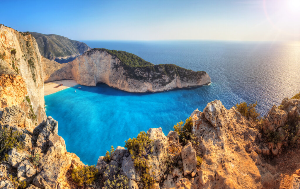 La playa Navagio vista desde un acantilado.