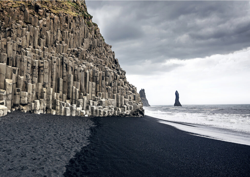 Playa Reynisfjara y sus arenas negras en Islandia.