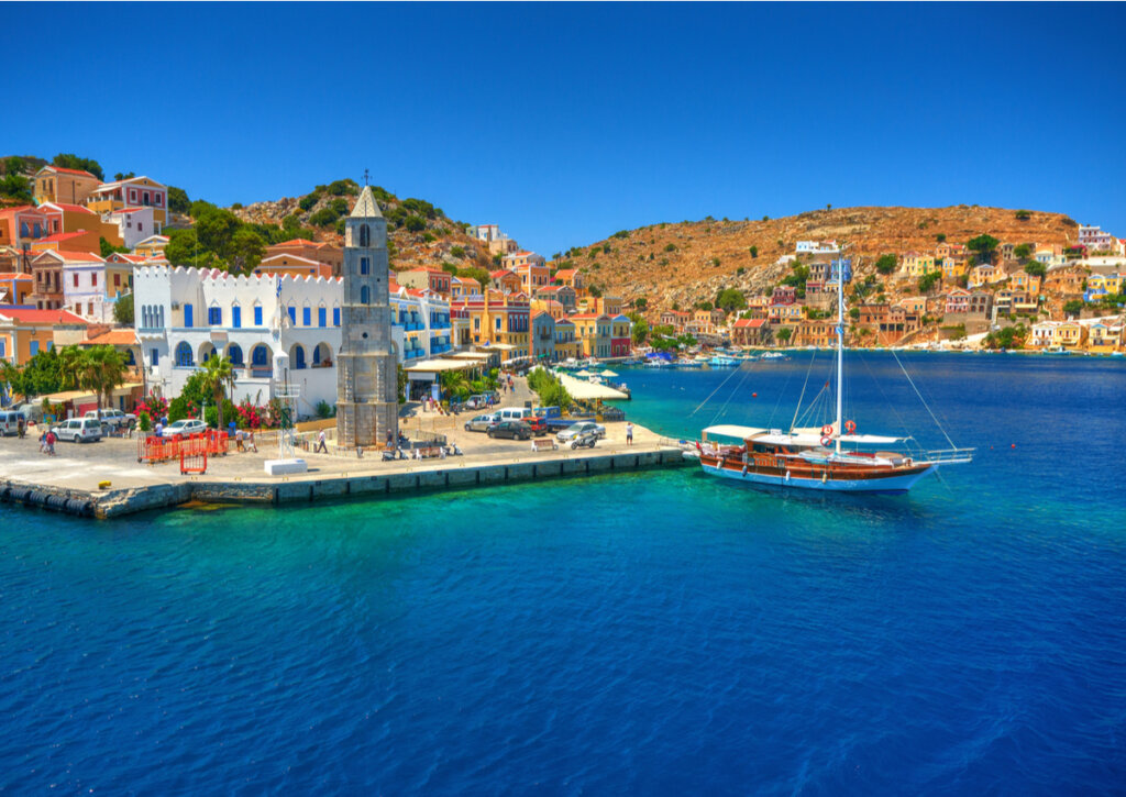 Costa de Symi, una hermosa isla en Grecia.
