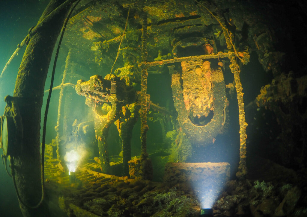 Restos de un barco hundido en el oceano.