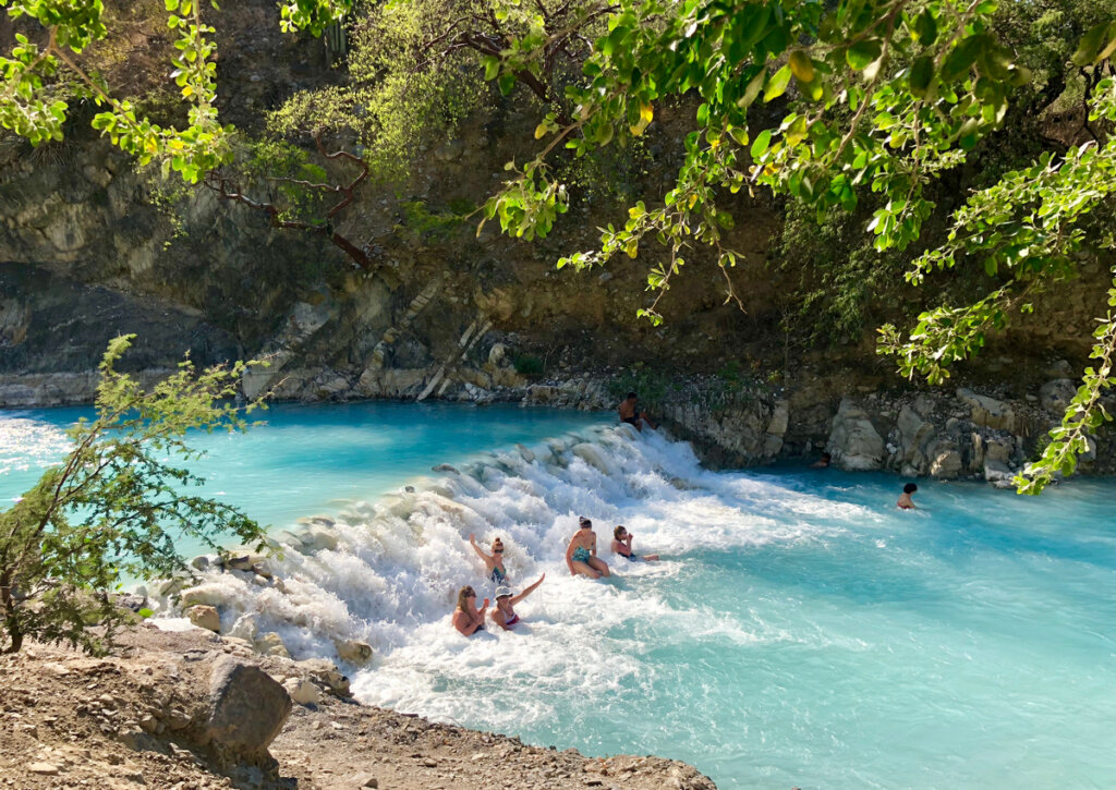 Turistas bañándose en el Río Tolantongo.