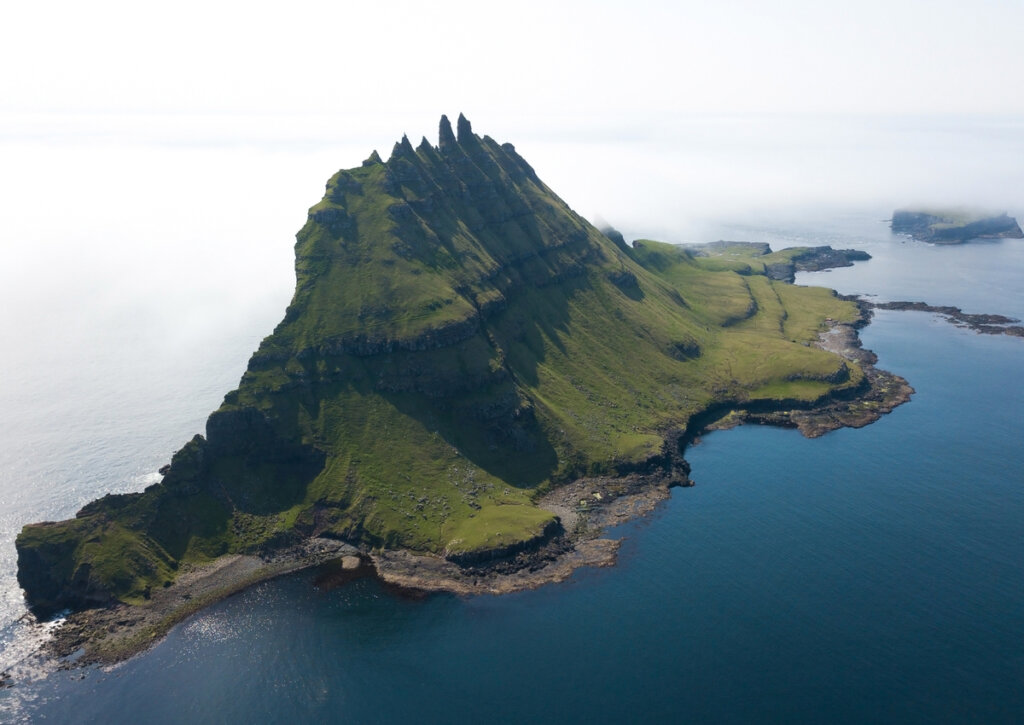 La isla de los picos en las Islas Feroe es un verdadero atractivo natural.