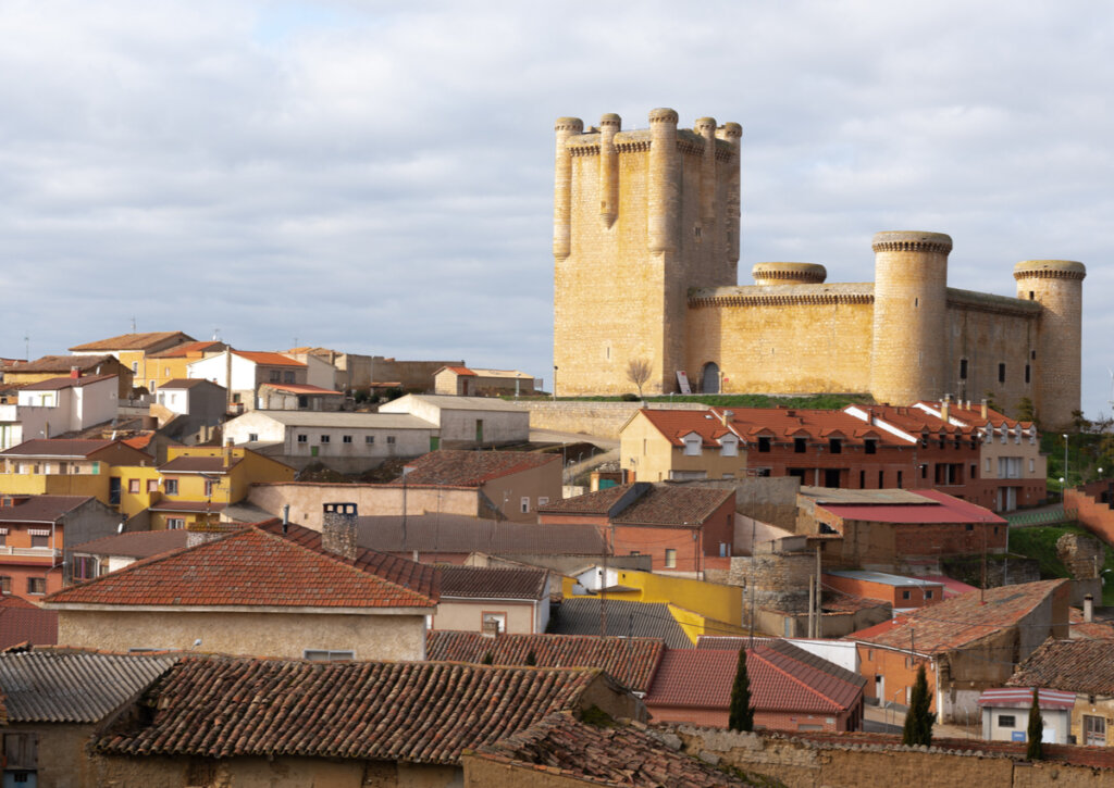 Vista panorámica del pueblo y el castillo de Torrelobatón.