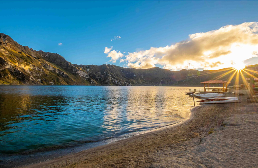 Hermosa vista de la laguna Quilitoa durante el amanecer.