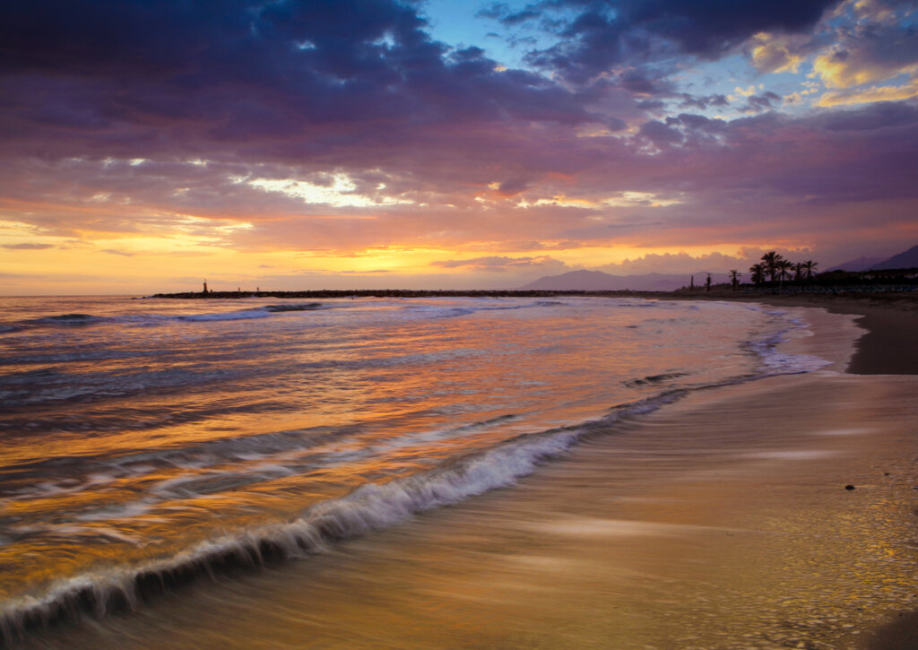 Hermoso atardecer en la playa de Cabopino, Marbella.