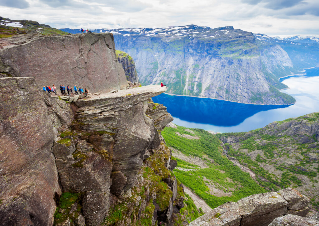 Vista de perfil del balcón de Trolltunga.