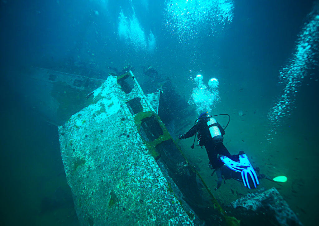 Buceo cerca de un barco hundido en el Triángulo de las Bermudas.