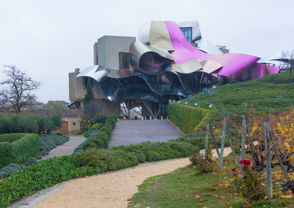 Bodegas en el ciego y el hotel Marqués de Riscal.
