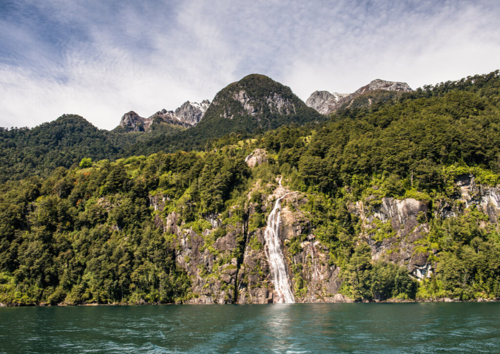 Una cascada ubicada en el Parque Nacional Vicente Pérez Rosales, en Chile.