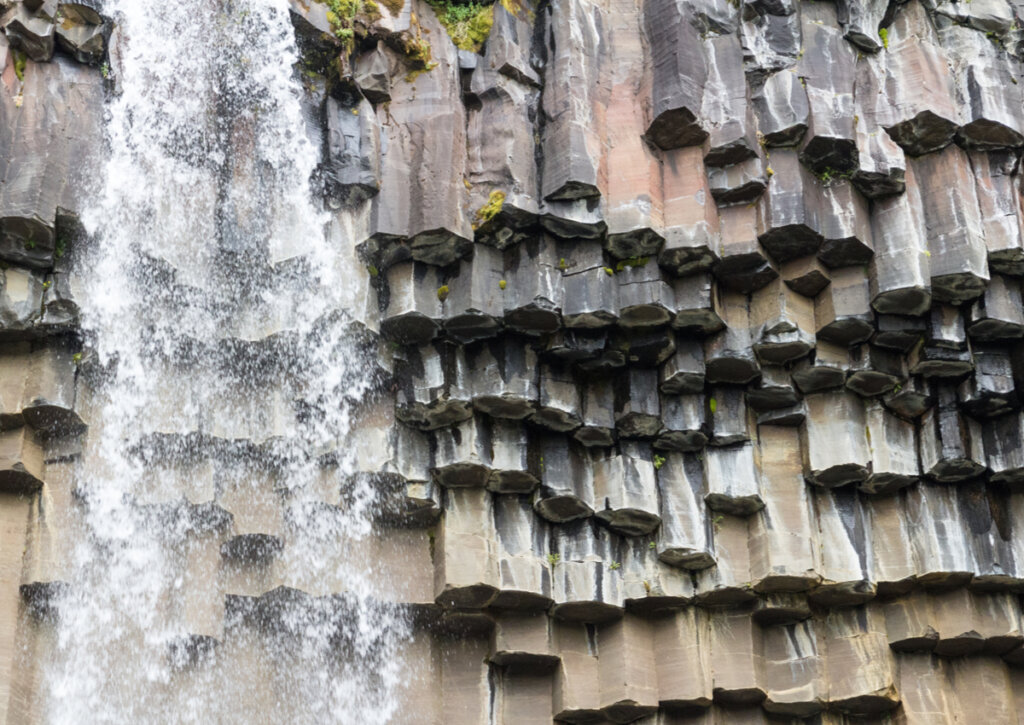 Vista cercana de las rocas de la cascada Svartifoss.