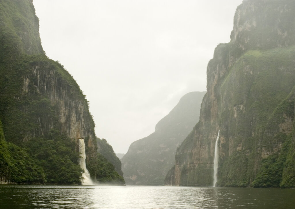 Dos cascadas en los laterales del Cañón del Sumidero.
