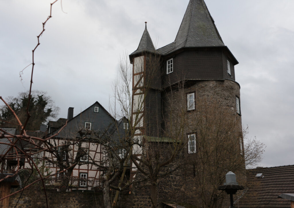 Vista de uno de los patios del castillo de Braunfels.